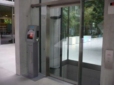 Defibrillator im Fahrstuhl